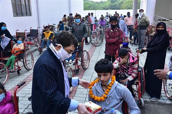 Shri Anup Kumar, Director, Empowerment of Persons with Disabilities Department, Uttar Pradesh distributed total 374 auxiliary equipment including 47 Tricycles, 25 Crutches, 24 Wheelchairs, 33 Hearing Machines 245 other equipment to the beneficiaries on the occasion of World Disability Day/जनपद लखनऊ में श्री अनूप कुमार, निदेशक दिव्यांगजन सशक्तिकरण उ0प्र0 द्वारा विश्व दिव्यांग दिवस  के अवसर पर लाभार्थियों को 47 ट्राई साइकिल 25, बैसाखी 24, व्हीलचेयर 33,श्रवण यंत्र 245 सहित कुल 374 सहायक उपकरण वितरित किये गए।
