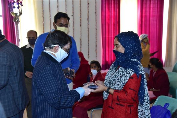Shri Anup Kumar, Director, Empowerment of Persons with Disabilities Department, Uttar Pradesh distributed total 374 auxiliary equipment including 47 Tricycles, 25 Crutches, 24 Wheelchairs, 33 Hearing Machines 245 other equipment to the beneficiaries on the occasion of World Disability Day/जनपद लखनऊ में श्री अनूप कुमार, निदेशक दिव्यांगजन सशक्तिकरण उ0प्र0 द्वारा विश्व दिव्यांग दिवस  के अवसर पर लाभार्थियों को 47 ट्राई साइकिल 25, बैसाखी 24, व्हीलचेयर 33,श्रवण यंत्र 245 सहित कुल 374 सहायक उपकरण वितरित किये गए।