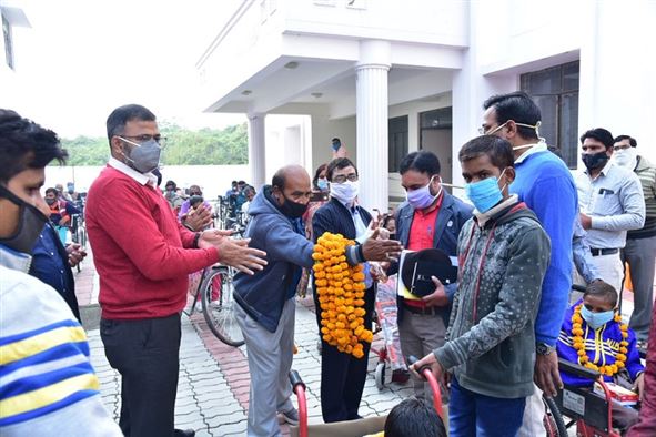 Shri Anup Kumar, Director, Empowerment of Persons with Disabilities Department, Uttar Pradesh distributed total 374 auxiliary equipment including 47 Tricycles, 25 Crutches, 24 Wheelchairs, 33 Hearing Machines 245 other equipment to the beneficiaries on the occasion of World Disability Day/जनपद लखनऊ में श्री अनूप कुमार, निदेशक दिव्यांगजन सशक्तिकरण उ0प्र0 द्वारा विश्व दिव्यांग दिवस  के अवसर पर लाभार्थियों को 47 ट्राई साइकिल 25, बैसाखी 24, व्हीलचेयर 33,श्रवण यंत्र 245 सहित कुल 374 सहायक उपकरण वितरित किये गए।